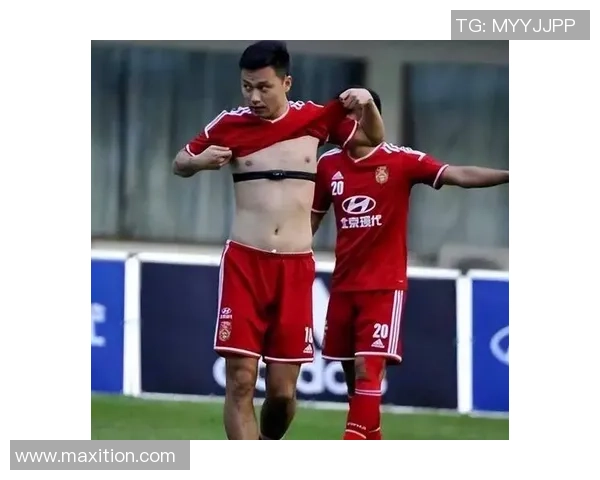 足球明星如何通过比赛和挑战展现自己的卓越能力与职业精神